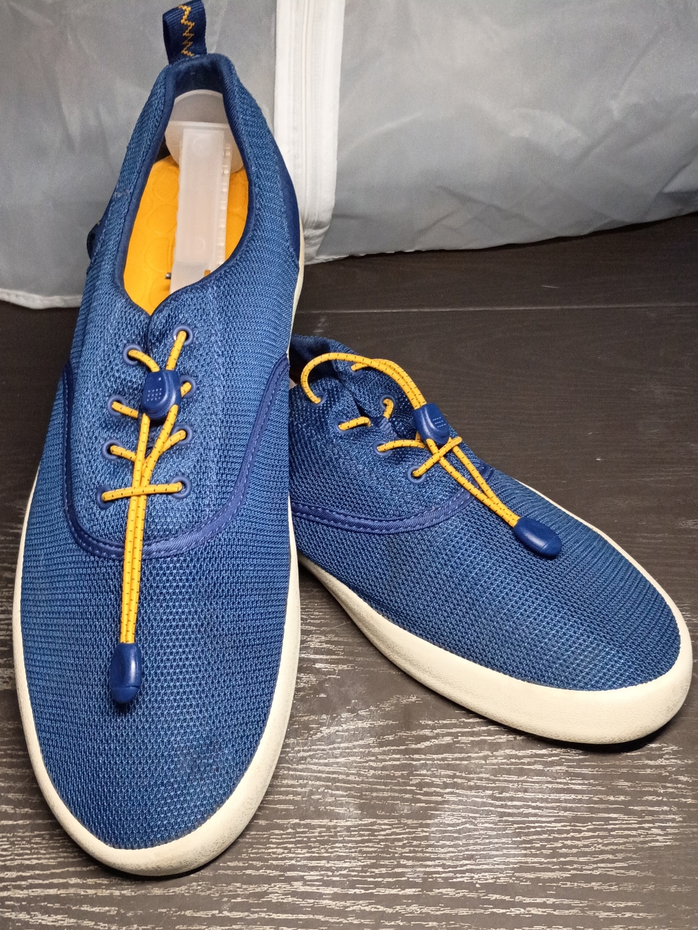 Sperry Blue Knit Sneakers with Yellow Toggle Laces. Men's 10M